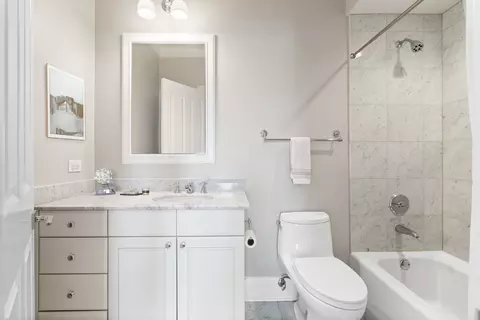 Bath - 1634 W Surf St, Chicago, IL 60657 photo 5 of 10