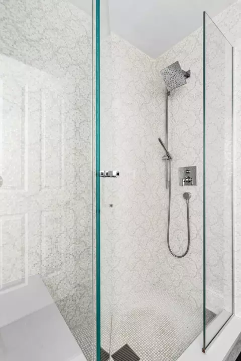 Bath - 1634 W Surf St, Chicago, IL 60657 photo 10 of 10