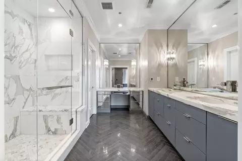 Bath - 1634 W Surf St, Chicago, IL 60657 photo 2 of 10