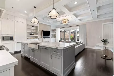 Kitchen - 1634 W Surf St, Chicago, IL 60657 photo 2 of 5