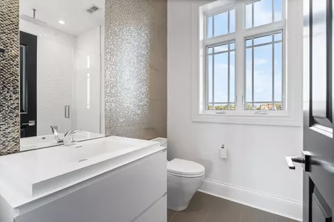 Bath - 1634 W Surf St, Chicago, IL 60657 photo 7 of 10