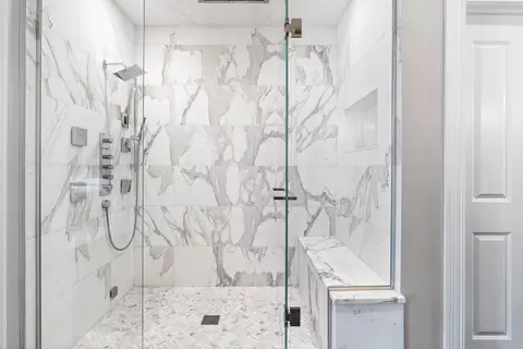 Bath - 1634 W Surf St, Chicago, IL 60657 photo 4 of 10