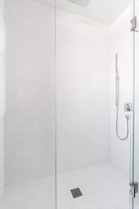Bath - 1634 W Surf St, Chicago, IL 60657 photo 8 of 10