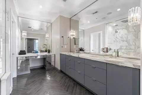 Bath - 1634 W Surf St, Chicago, IL 60657 photo 3 of 10