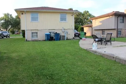 911 E 152nd St, Phoenix, IL 60426 photo 2