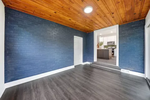 Entry Way - 1430 Emmerson Ln, Mount Prospect, IL 60056 photo 1 of 2