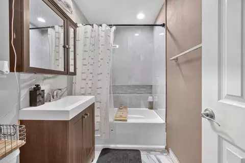 Bath - 5912 Prospect Ave, Berkeley, IL 60163 photo 1 of 3