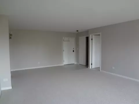 Living - 825 Pearson Ave #5D, Des Plaines, IL 60016 photo 2 of 5