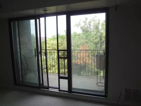 Living - 825 Pearson Ave #5D, Des Plaines, IL 60016 photo 5 of 5
