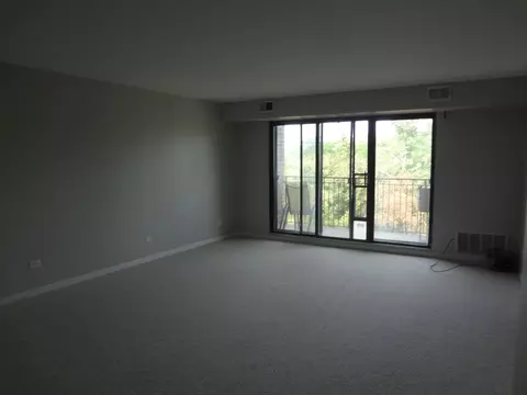 Living - 825 Pearson Ave #5D, Des Plaines, IL 60016 photo 3 of 5