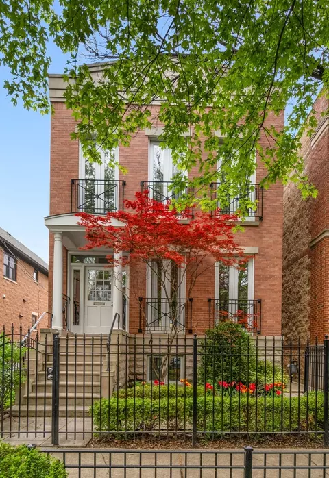 2715 N Bosworth Ave, Chicago, IL 60614