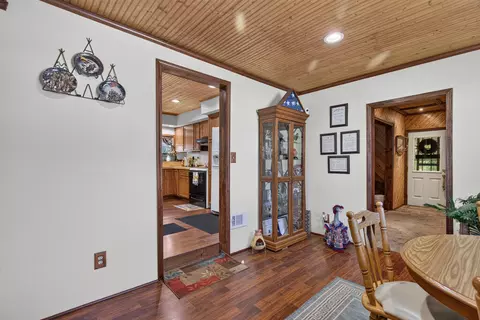 Entry Way - 940 E Main St, Ottawa, IL 61350 photo 1 of 4