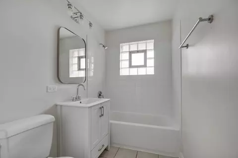 Bath - Undisclosed, Worth, IL 60482 photo 1 of 2
