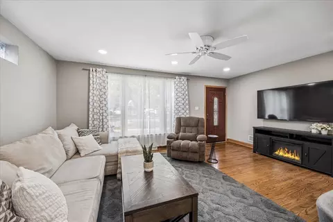 Living - 1527 N Wolf Rd, Berkeley, IL 60163 photo 3 of 5