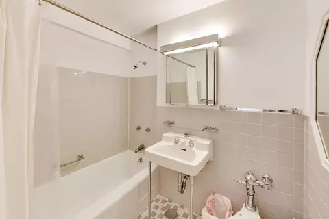 Bath - 1508 Hinman Ave #3A, Evanston, IL 60201 photo 1 of 1