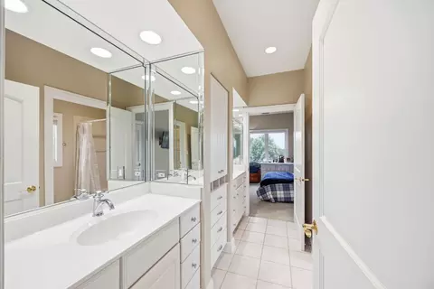 Bath - 632 Philip Dr, Bartlett, IL 60103 photo 3 of 10