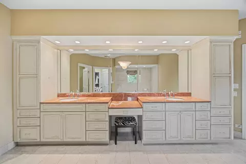 Bath - 632 Philip Dr, Bartlett, IL 60103 photo 8 of 10