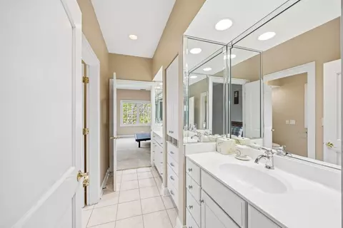 Bath - 632 Philip Dr, Bartlett, IL 60103 photo 4 of 10
