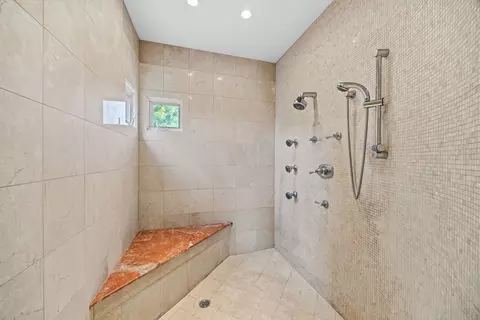 Bath - 632 Philip Dr, Bartlett, IL 60103 photo 5 of 10