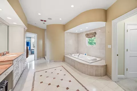 Bath - 632 Philip Dr, Bartlett, IL 60103 photo 7 of 10