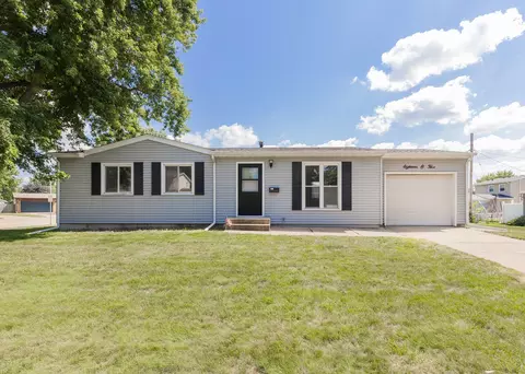 1805 Danbury Dr, Bettendorf, IA 52722