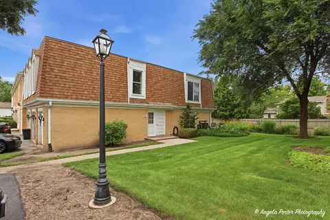 761 Garfield Ave #B, Libertyville, IL 60048
