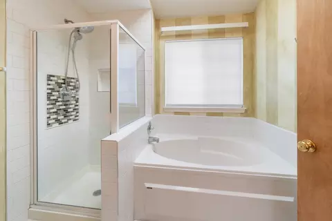 Bath - 1930 Rochelle Ct, Wheeling, IL 60090 photo 4 of 5