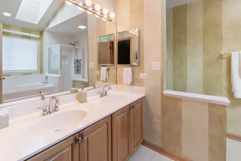Bath - 1930 Rochelle Ct, Wheeling, IL 60090 photo 3 of 5