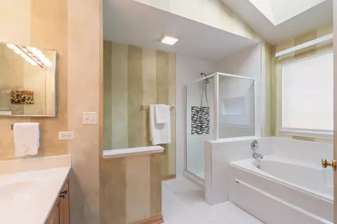 Bath - 1930 Rochelle Ct, Wheeling, IL 60090 photo 2 of 5