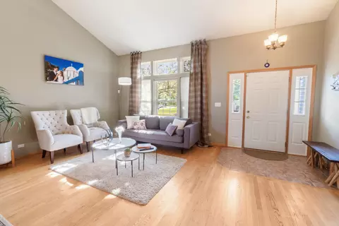 Entry Way - 1930 Rochelle Ct, Wheeling, IL 60090 photo 1 of 2