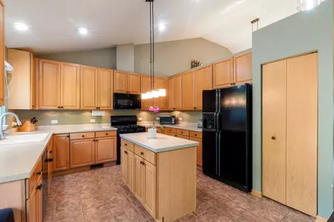 Kitchen - 1930 Rochelle Ct, Wheeling, IL 60090 photo 1 of 2