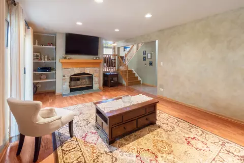 Living - 1930 Rochelle Ct, Wheeling, IL 60090 photo 3 of 4