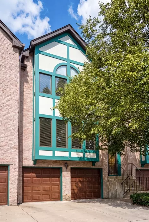 909 W Essex Pl, Arlington Heights, IL 60004