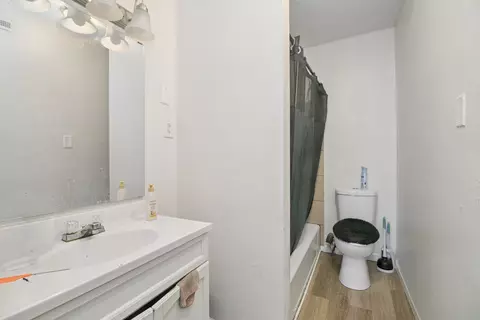 Bath - 592 N Dearborn Ave, Kankakee, IL 60901 photo 1 of 2