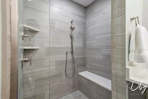 Bath - 5380 Oakview Ln, Gurnee, IL 60031 photo 5 of 7