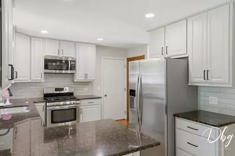 Kitchen - 5380 Oakview Ln, Gurnee, IL 60031 photo 4 of 6