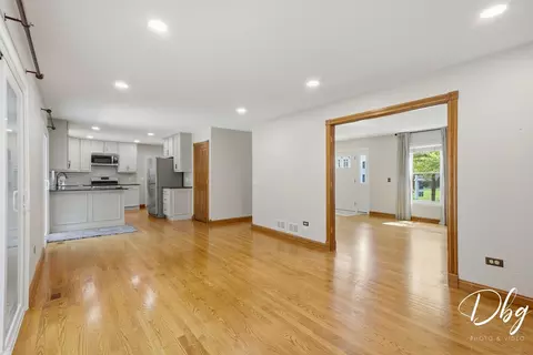 Living - 5380 Oakview Ln, Gurnee, IL 60031 photo 13 of 18