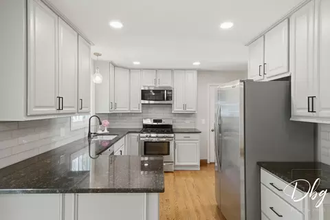 Kitchen - 5380 Oakview Ln, Gurnee, IL 60031 photo 3 of 6