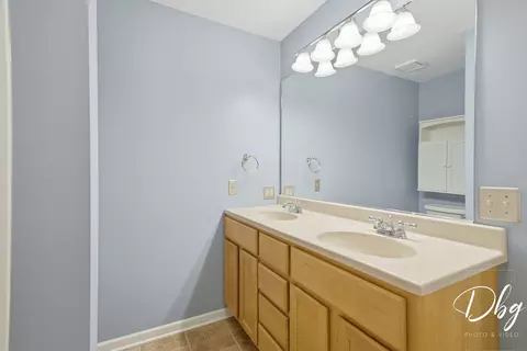 Bath - 5380 Oakview Ln, Gurnee, IL 60031 photo 7 of 7