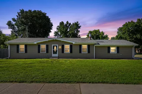 1929 Tanglefoot Ln, Bettendorf, IA 52722