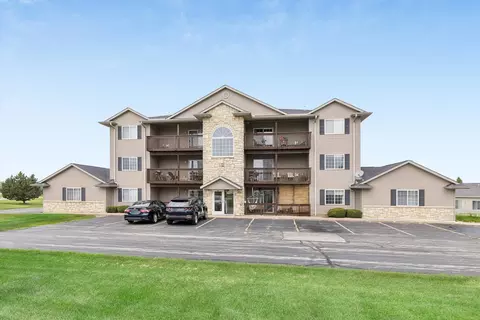 3215 S 16th Ave #102, Eldridge, IA 52748