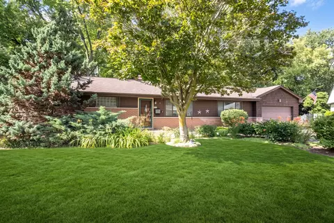 10 Hollycourt Ter, Lake Zurich, IL 60047