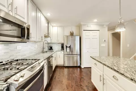 Kitchen - 309 Redwing Dr, Deerfield, IL 60015 photo 2 of 3