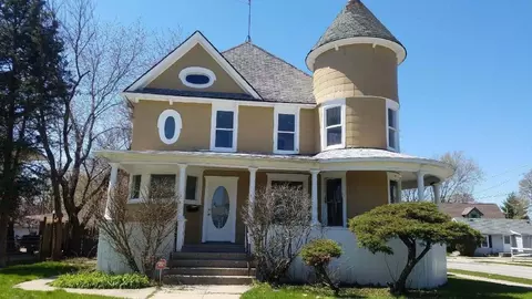 472 N Spring St, Elgin, IL 60120