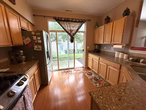 Kitchen - 2871 Falling Waters Ln, Lindenhurst, IL 60046 photo 2 of 3