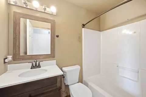 Bath - 571 Sandy Ct, Harvard, IL 60033 photo 3 of 3