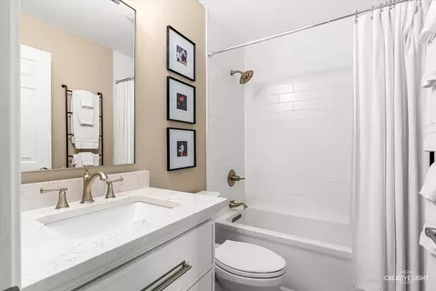 Bath - 1114 Chadwick Ct, Aurora, IL 60502 photo 4 of 6