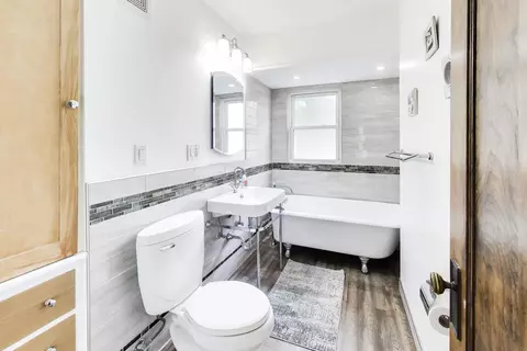 Bath - 124 E Grantley Ave, Elmhurst, IL 60126 photo 1 of 2