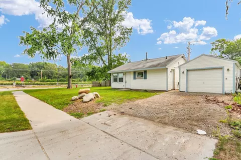 Exterior - 1408 Hedge Rd, Champaign, IL 61821 photo 4 of 9