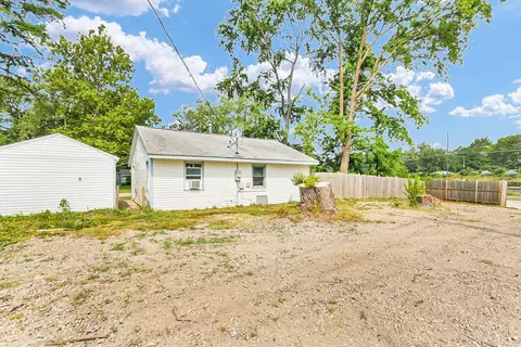 Exterior - 1408 Hedge Rd, Champaign, IL 61821 photo 7 of 9